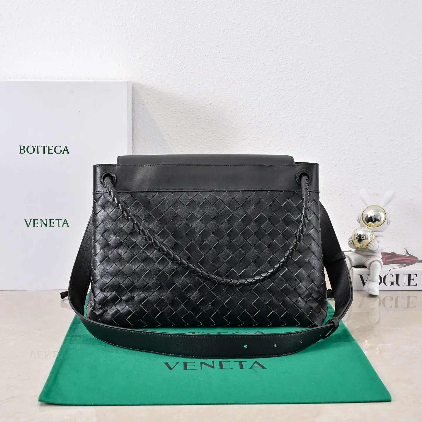 Batch 2460 #BV new men's Andiamo can be carried hand-held, on the shoulder or cross-body. It is a fashionable and versatile men's bag. The combination of lntrecciato woven iconic elements and smooth leather creates a unique cool style😎 The subtle luster and natural texture of the calfskin are high-end and fashionable. The flip-top design Knot shoulder straps and tough full leather shoulder straps are more private and can be used in more ways. No matter the size, it can accommodate a laptop, and it can be easily handled for daily commuting, business trips or travel. Model: 7715 Size: 37x26x13